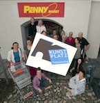 Gruppenbild mit fünfzehn Tittmoninger Künstlern vor dem Penny-Markt