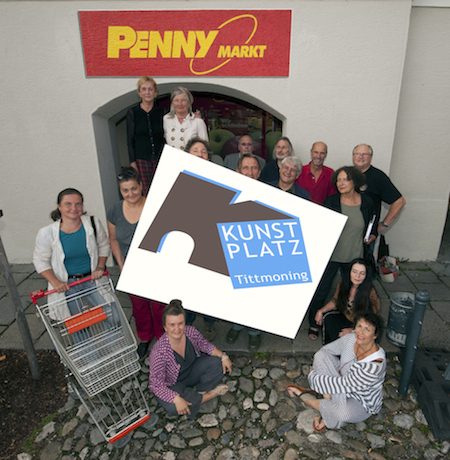 Gruppenbild mit fünfzehn Tittmoninger Künstlern vor dem Penny-Markt